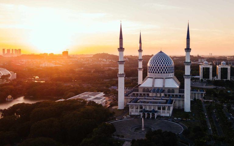 Malaysia-Masjid Sultan Salahuddin Abdul Aziz Shah - Shah Alam - Malaysia Photo by Fahrul Azmi on Unsplash-vR-Nb0bncOY
