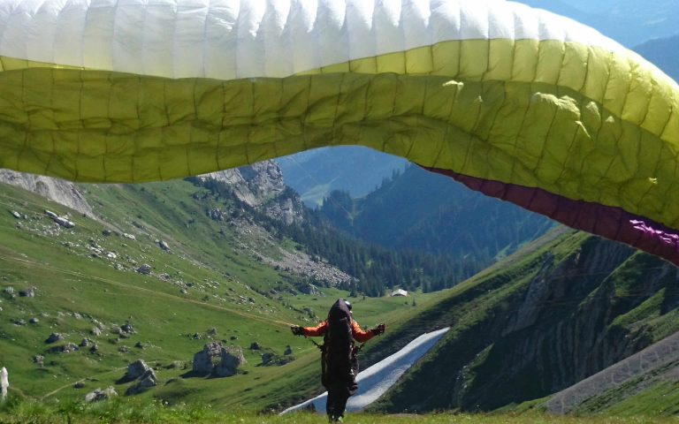 Switzerland-skydiver-2733917
